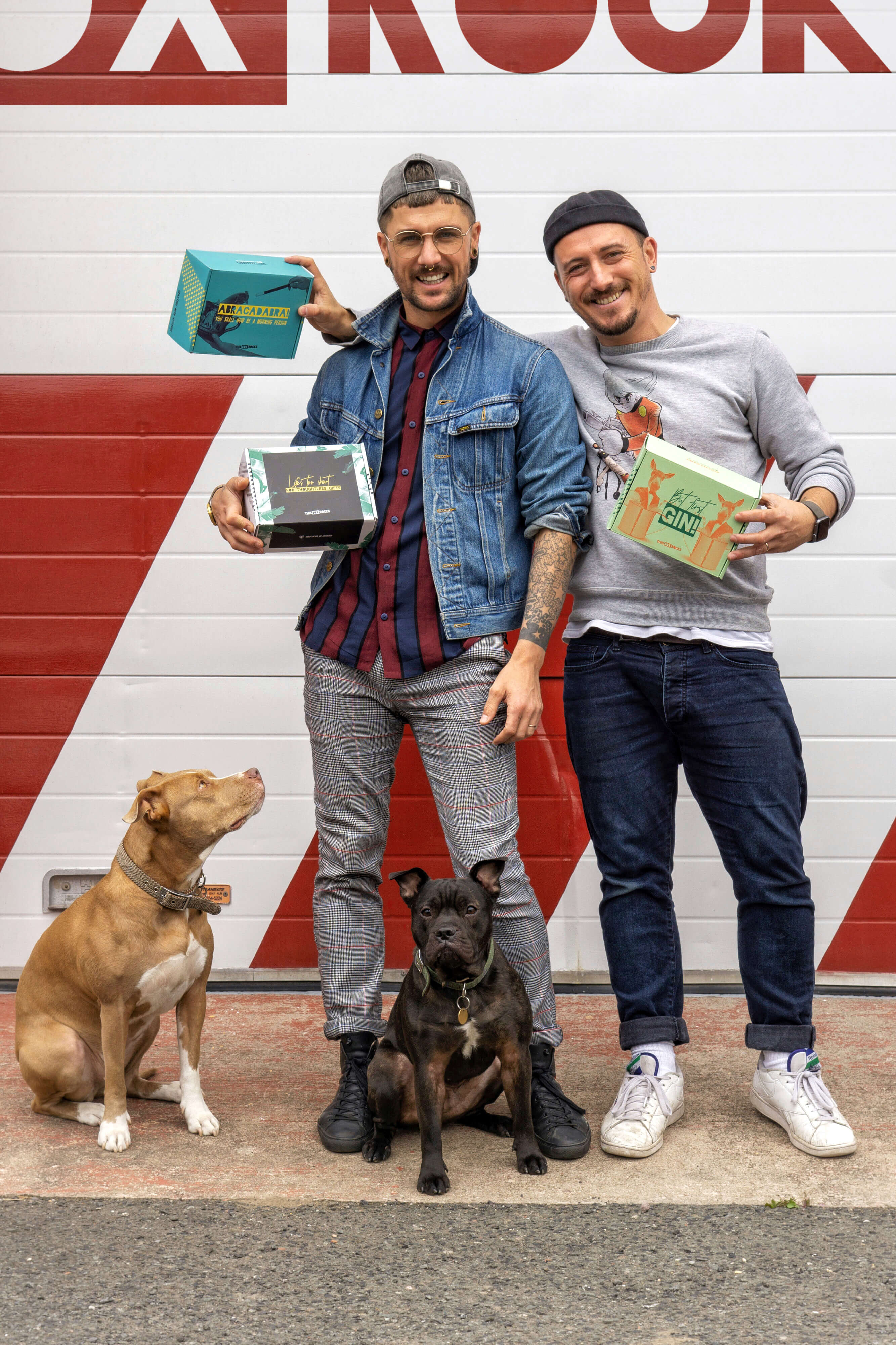 Zwei Männer, die gedruckte Pappschachteln halten packhelp
