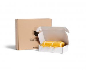 E-Commerce Versandbox von oben braun und weiß